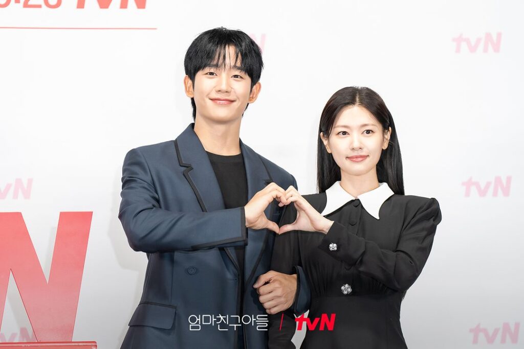 Jung Hae In e Jung So Min na coletiva de Love Next Door - Imagem: Instagram/@tvn_drama