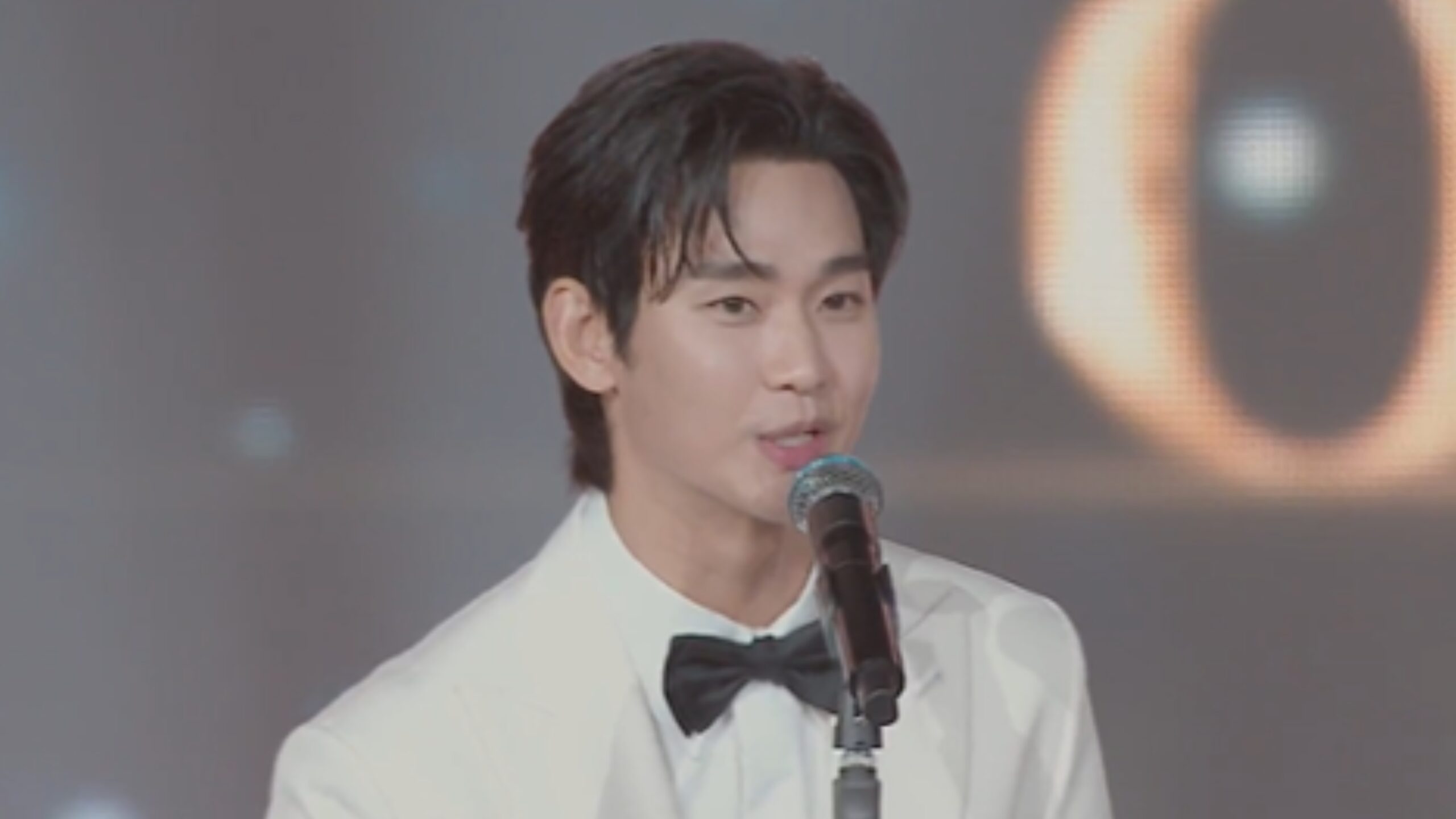 Kim Soo Hyun recebe Prêmio de Ator do Ano no AAA 2024 e agradece a Kim JiWon