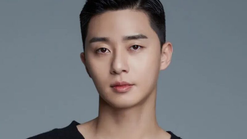 Park Seo Joon interpreta repórter de entretenimento em nova comédia romântica