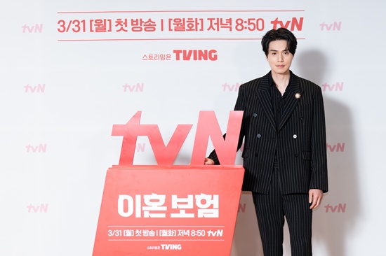 Lee Dong Wook retorna à comédia romântica após 7 anos em “Divorce Insurance”