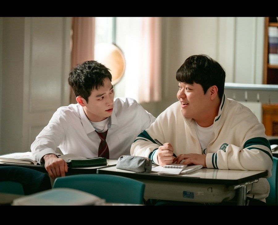 Seong e seu amigo Seong e seu amigo de sala. Reprodução/MyDramalist
