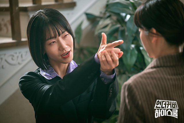 Vilã Seo Myeong Ju Kim Shin Rok na pele da cruel vilã Myeong Ju. Reprodução/MyDramalist