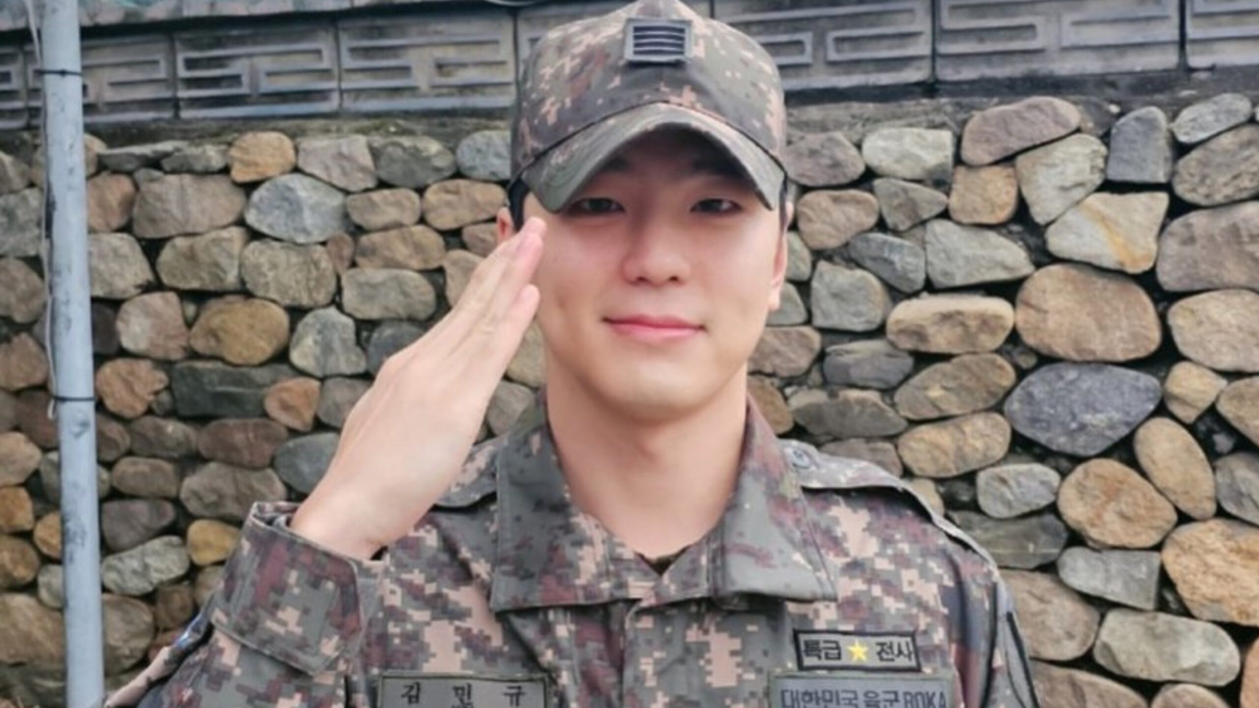 Kim Min Gue conclui serviço militar e agradece aos fãs pelo apoio