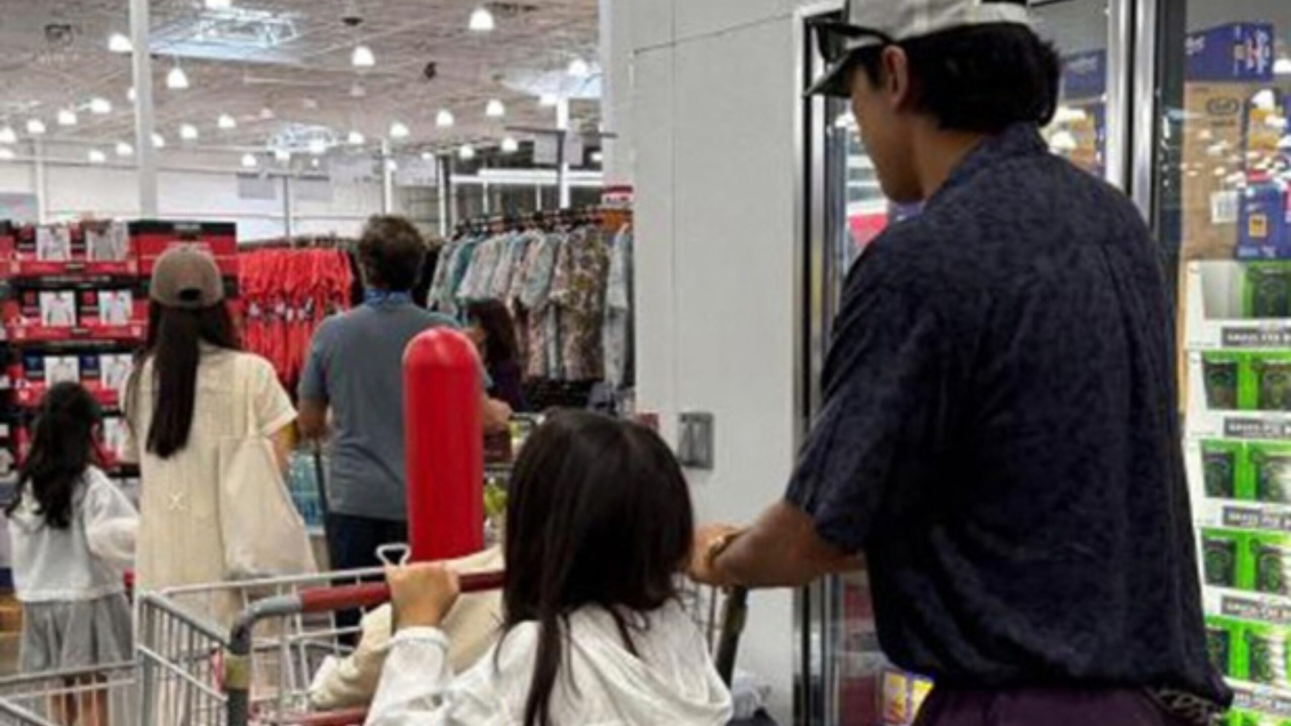 Rain e Kim Tae Hee são vistos fazendo compras com as filhas no Havaí