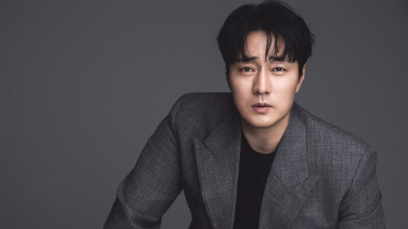 So Ji Sub revela motivo de presentear atriz com autógrafo do DAY6 e reage a comentário sobre ser “mais avô que pai”