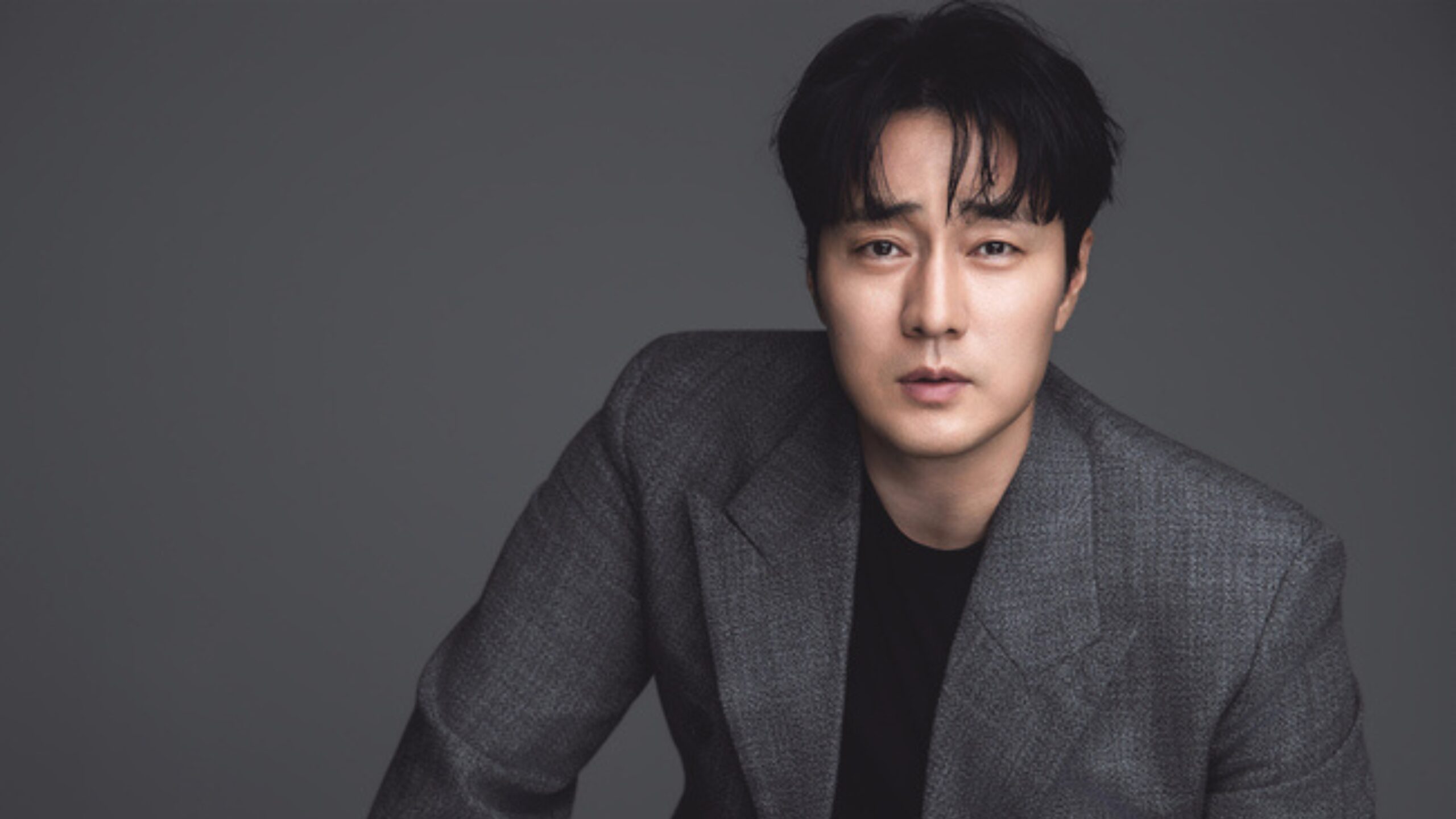 So Ji Sub revela motivo de presentear atriz com autógrafo do DAY6 e reage a comentário sobre ser “mais avô que pai”