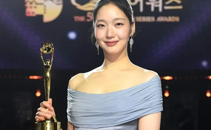 Kim Go Eun conquista o Grande Prêmio no Blue Dragon Series Awards; “The Legend of Kitchen Soldier” leva três troféus