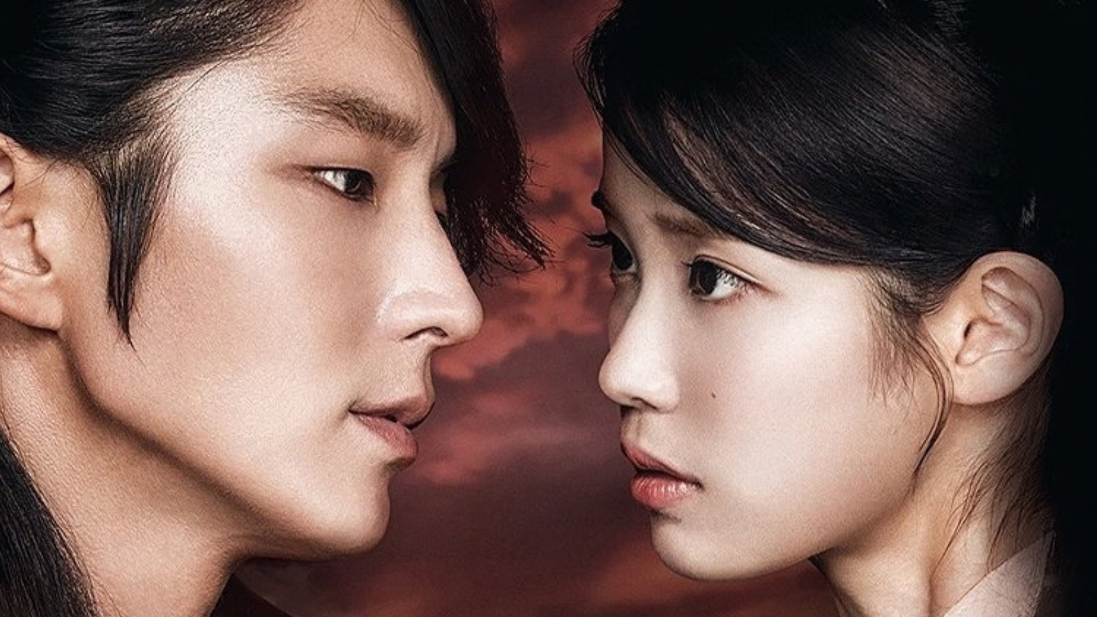 Poster do Kdrama Moon Lovers com IU e Lee Joon Gi encarando um ao outro